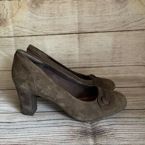 Clarks artisan suede heels pumps brown size 7 m